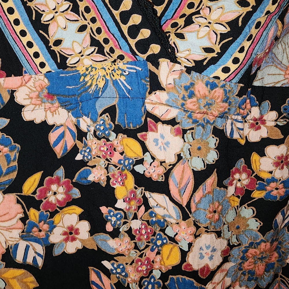 Angie Floral V-Neck Sleeveless Blouse - Black and Blue - Picture 3 of 5